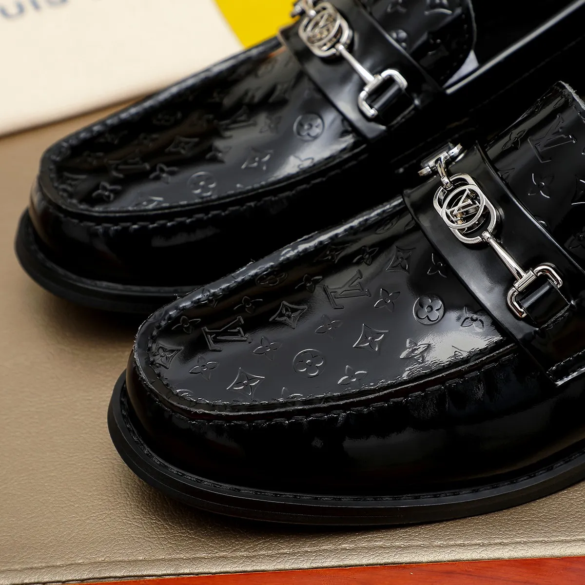Men's shoes 460 💰 Louis Vuitton LV ® 🆕 model 🔛 full shoe counter, first layer cowhide, 🐂leather lining casual shoes for men, super soft outsole, a must-have for driving. Synchronized with the counter, original first layer cowhide, completely 1:1 mold customization 🌹 top version, color optional! Number: 38-44 (45.46 customized)